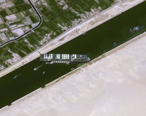 Заблокований Суецький канал показали з космосу