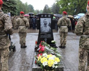 Мужчина надругался над могилой погибшего на Донбассе полковника