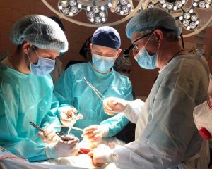 У Києві вперше трансплантували нирку - орган віддала мати