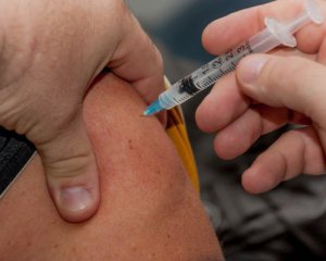 Перший українець отримав обидві дози Covid-вакцини