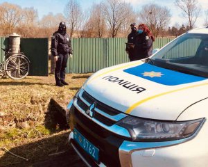 Мати підкинула немовля чужим людям. Хлопчик  помер  у "швидкій"