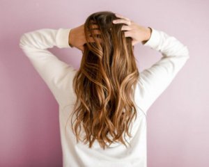 Ополіскування холодною водою та шовкова наволочка: 10 beauty-секретів догляду за волоссям