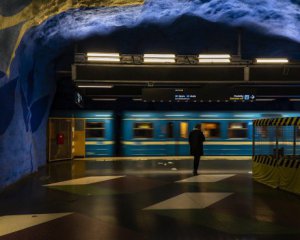 Парень катался в метро с открытыми дверями поезда