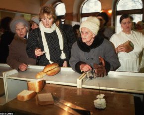 Брак продуктов, бедность и кошмарные очереди - фото, которые стоит показать любителям СССР