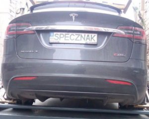 Водій кросовера Tesla поплатився за хамське паркування