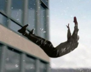 Чоловік випав з вікна 20-го поверху на очах у дітей