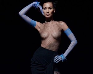 Найгарніша жінка світу без бюстгальтера блиснула на подіумі