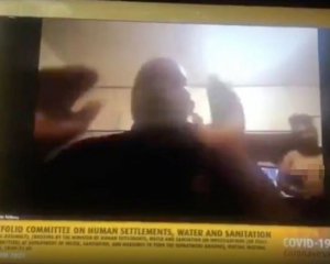 Під час засідання парламенту онлайн в кадрі з'явилася гола дружина політика