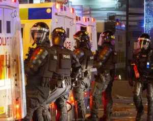 Під час заворушень в Ірландії постраждали десятки поліцейських