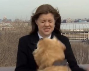 У російської журналістки під час прямого включення собака відібрав мікрофон: кумедне відео