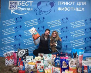 Замість квітів - корм для тварин: у Києві відбулося незвичайне весілля