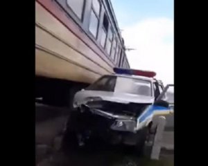Электричка протаранила авто полиции, которое вылетело на пути: видео аварии
