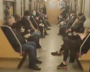 Раптова зупинка поїзда в метро паралізувала рух на синій гілці