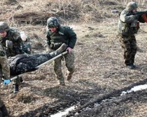 На Донбасі поранили українського військового