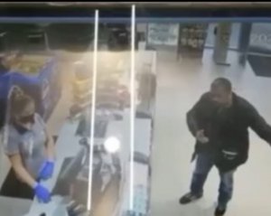 "Безмасочник" обплював продавчиню: момент потрапив на відео