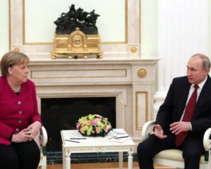 Меркель закликає Путіна зменшити стягування військ до кордонів України