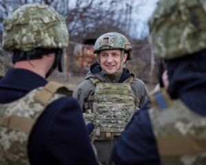 Чиновники повинні регулярно відвідувати передові позиції ЗСУ - Зеленський