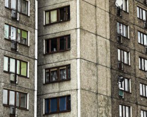 Київський балкон перетворили на "саркофаг" для єгипетського бога
