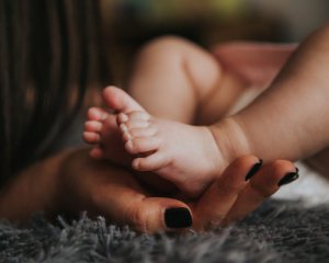 Мать случайно задушила младенца во время сна