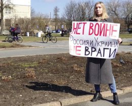 В России учительница вышла на пикет против агрессии РФ на фоне стягивания войск к украинской границе