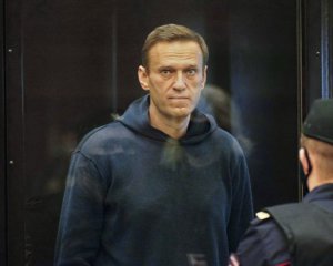 2 грыжи и похудения на 15 кг: Навальному угрожают в колонии