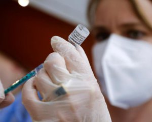 Китайский СoronaVac начинают вводить украинцам. Кто получит вакцину
