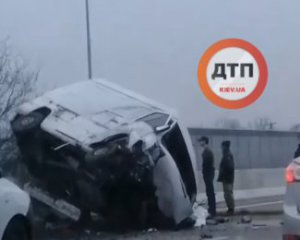 Водитель разбился в жуткой ДТП под Киевом: кадры смертельного столкновения