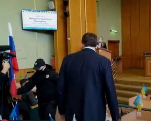 Скандал в горсовете Славянска: активист объяснил, для чего принес российский флаг
