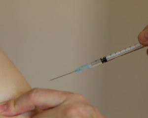 В Україні почалась вакцинація CoronaVac