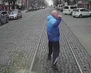Пассажир устроил курьезную пробежку перед трамваем, на который опоздал