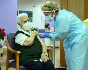 От золотых шпилек до марихуаны: как в мире поощряют вакцинироваться