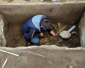 Відкрили давній саркофаг, який знайшли на полі