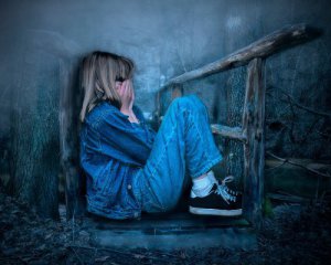 Роздягла до спідньої білизни: учительку звинуватили в знущанні зі школярок