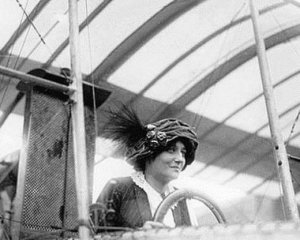 Впервые женщина-пилот перелетела через Ла-Манш
