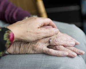 Псевдоцілителька серед вулиці "очистила" жінку від негативу і виманила 170 тис. грн