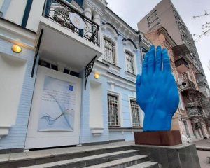 Скульптура &quot;Синей руки&quot; перекочевала к посольству