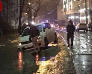 У столиці автомобілі провалилися під асфальт