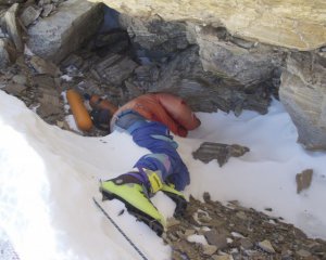 При восхождении на Эверест погибли 16 альпинистов