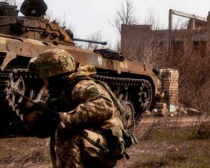 Поранений український військовий - російські окупанти 17 разів проводили обстріли наших територій