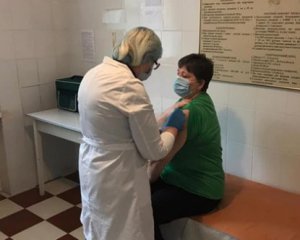 В Украине начали применять вакцину Pfizer