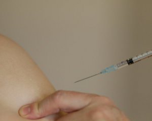 Сколько человек в Киеве уже получили вакцину Pfizer