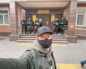 Лидер "Бумбокса" пришел на суд к Антоненко