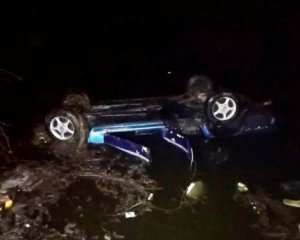 Отец семи детей упал с машиной в пруд