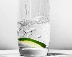 Дієтологиня не радить пити воду під час і після їди