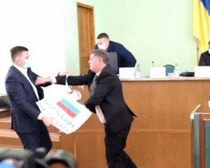 Пытался надеть на шею плакат с российским флагом - показали потасовку депутатов