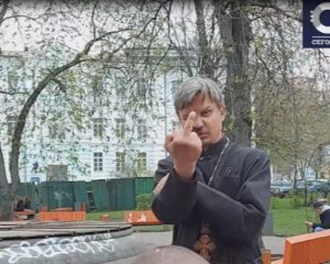 П&#039;яний священник дебоширив у центрі Києва: показали відео