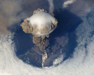 На японском острове активизировался вулкан