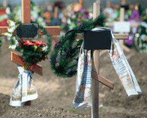Позировали на могилах: школьницы устроили откровенную фотосессию на кладбище