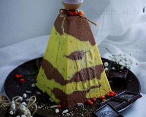 Ніжна шоколадно-обліпихова паска має королівський вигляд