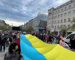 На акціях проти проросійського президента Чехії розгорнули прапор України